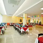 Hotell Hotel Holiday Park 3*
